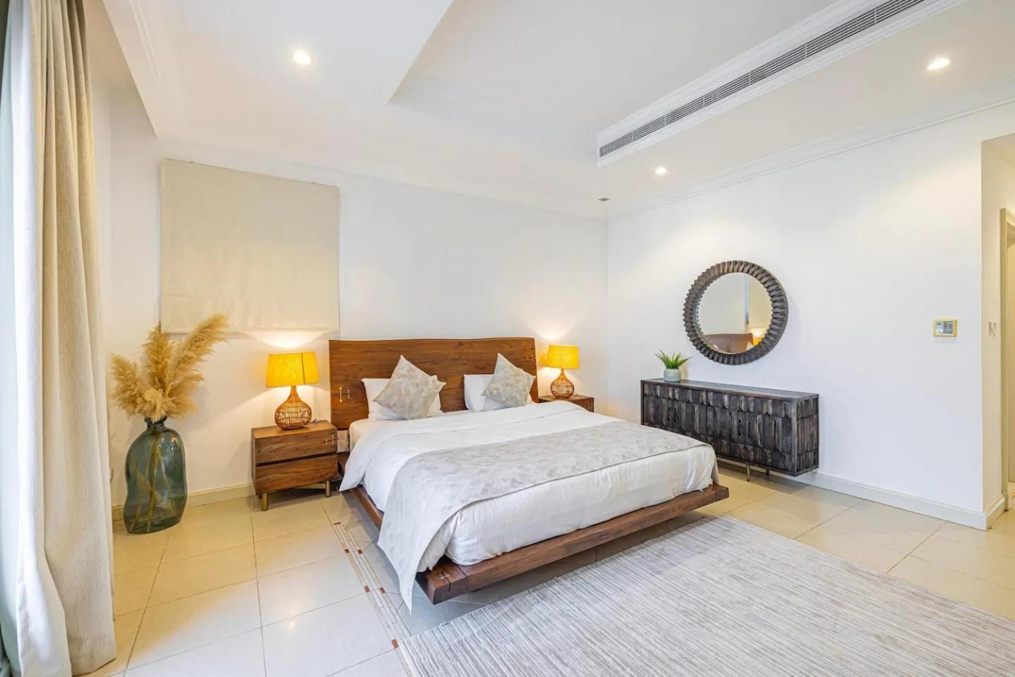 Contemporary With Stunning View Of The Sea Dubai