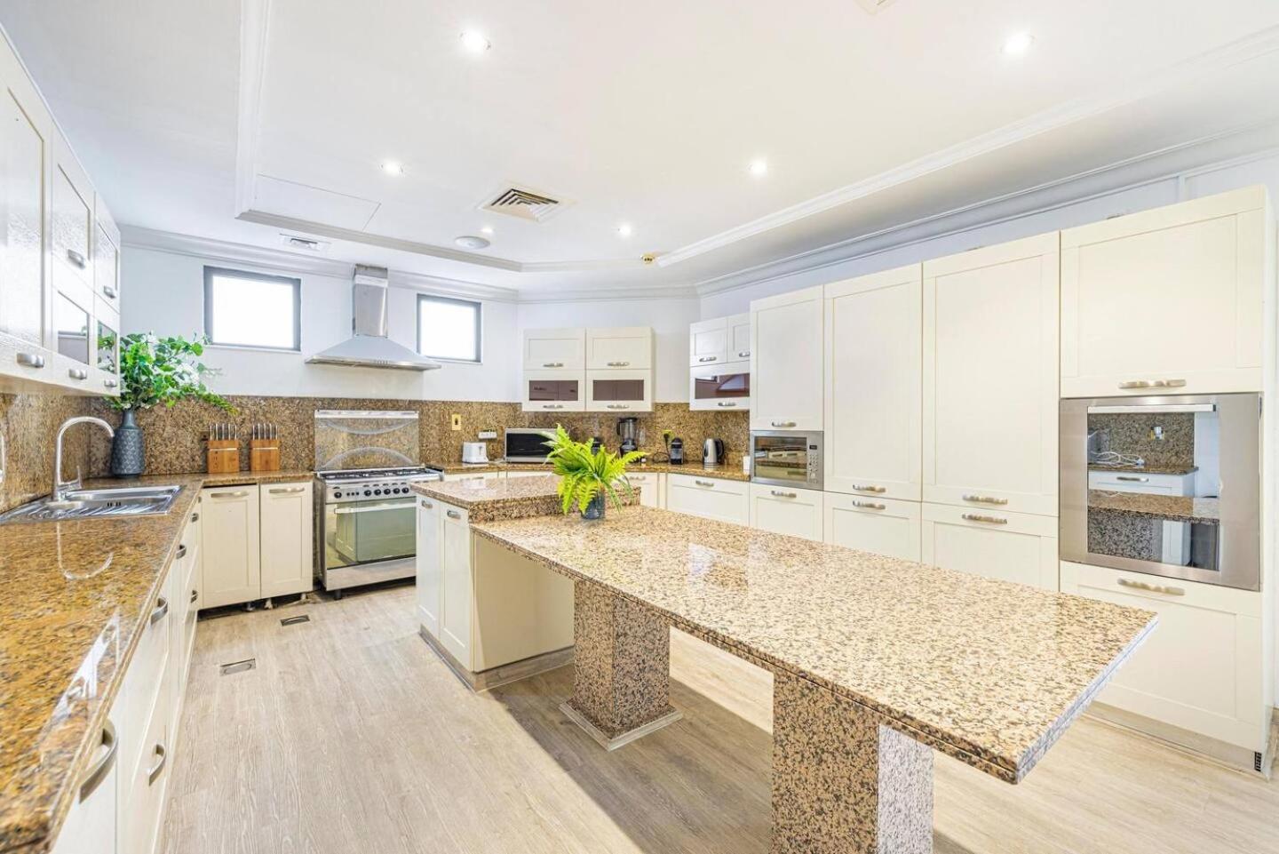 Contemporary With Stunning View Of The Sea Dubai